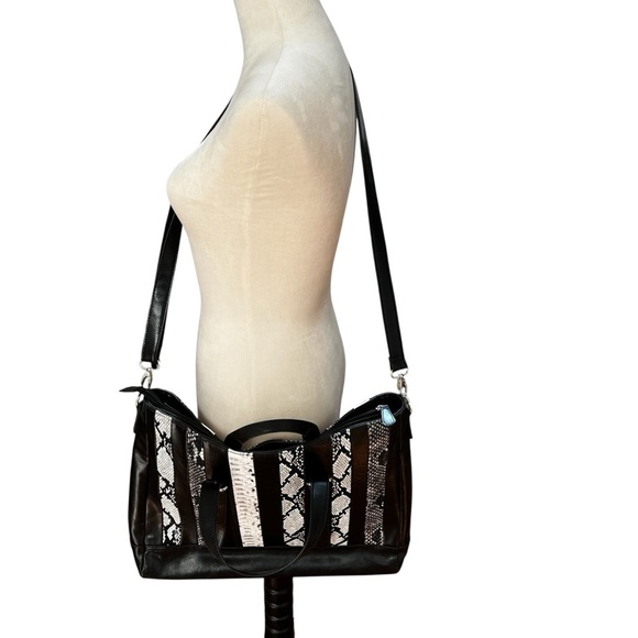 Buxton Laptop Bag Black and White Faux Reptile 18” x 13” - Picture 10 of 12